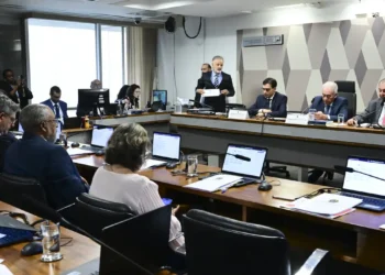 Fim da escala 6×1 avança no Senado após aprovação na CCJ