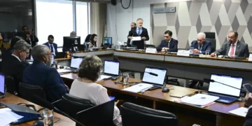 Fim da escala 6×1 avança no Senado após aprovação na CCJ