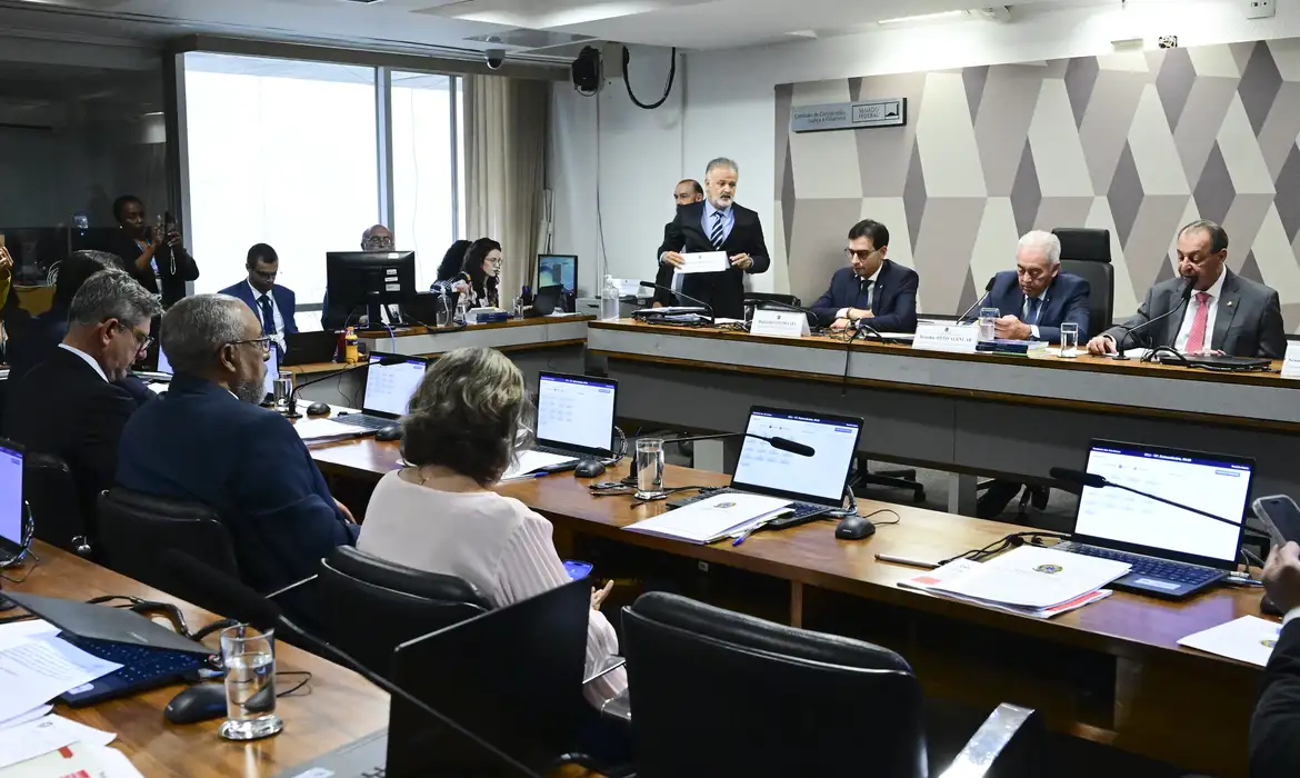 Fim da escala 6×1 avança no Senado após aprovação na CCJ