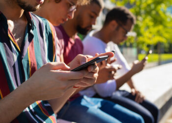 Leitura entre adolescentes cai ao pior nível do século e OCDE alerta para distração digital