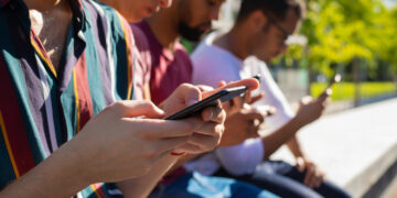 Leitura entre adolescentes cai ao pior nível do século e OCDE alerta para distração digital