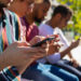 Leitura entre adolescentes cai ao pior nível do século e OCDE alerta para distração digital