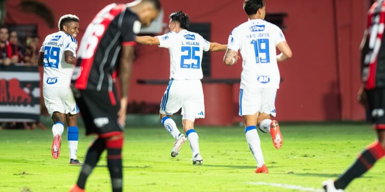 Cruzeiro acorda no segundo tempo, vira sobre o Vitória e cola na zona da Libertadores