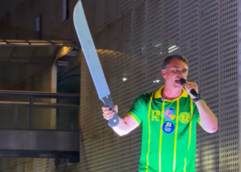 CADA UM MAIS IDIOTA QUE O OUTRO