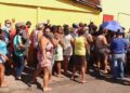 Fila por ossos em açougue expõe avanço da fome no Brasil