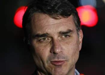 Mensagens e fotos ligam Flávio Bolsonaro a encontros com garotas de programa em hotéis de luxo