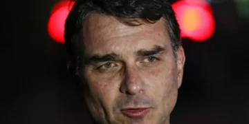Mensagens e fotos ligam Flávio Bolsonaro a encontros com garotas de programa em hotéis de luxo