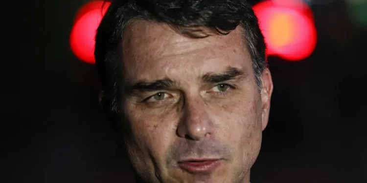 Mensagens e fotos ligam Flávio Bolsonaro a encontros com garotas de programa em hotéis de luxo