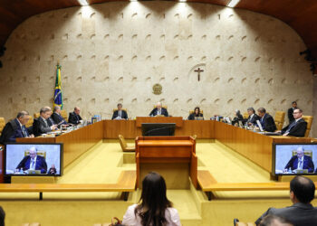 STF encerra sessão sem decidir se Moraes será investigado; Dino pede vista