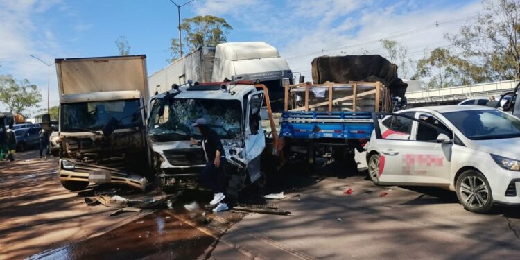 Carreta desgovernada provoca engavetamento com até 28 veículos na BR-040 em Nova Lima