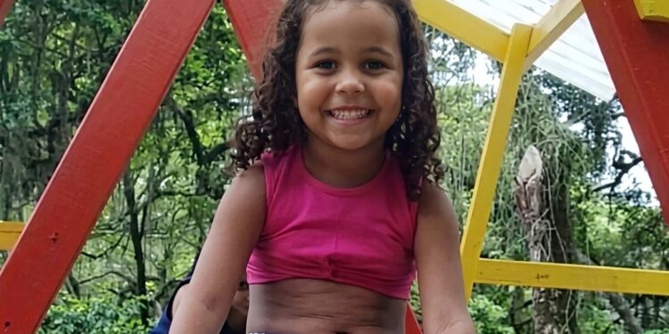 Flávio chama mãe de Ana Clara pelo nome da filha morta e ouve: “Ela está morta”