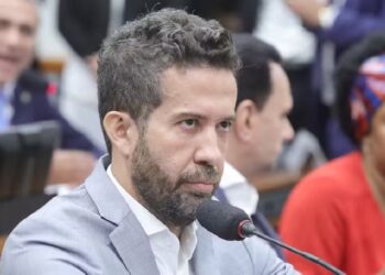 Janones compara canais pró-Lula e pró-Flávio e acusa tratamento desigual da Justiça Eleitoral