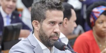 Janones compara canais pró-Lula e pró-Flávio e acusa tratamento desigual da Justiça Eleitoral