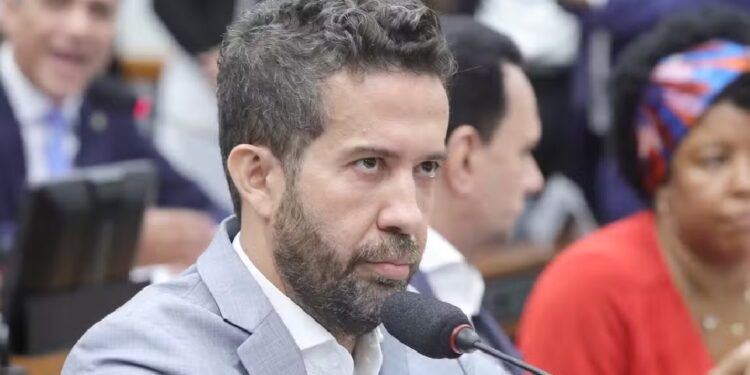 Janones compara canais pró-Lula e pró-Flávio e acusa tratamento desigual da Justiça Eleitoral