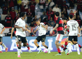 Flamengo vence Atlético-MG no último lance e retoma liderança do Brasileirão