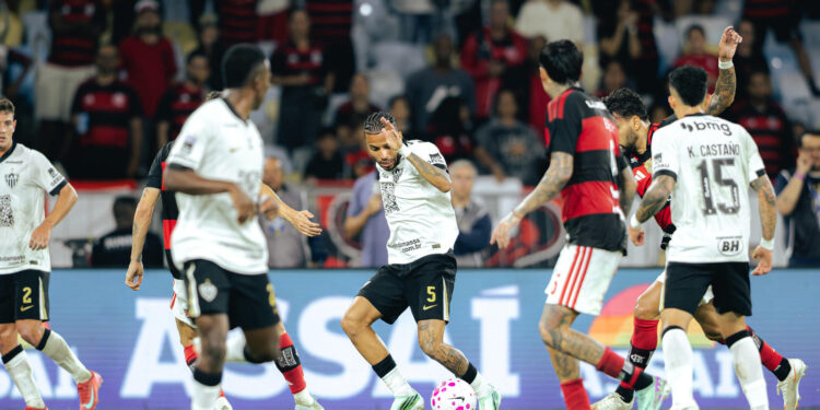 Flamengo vence Atlético-MG no último lance e retoma liderança do Brasileirão