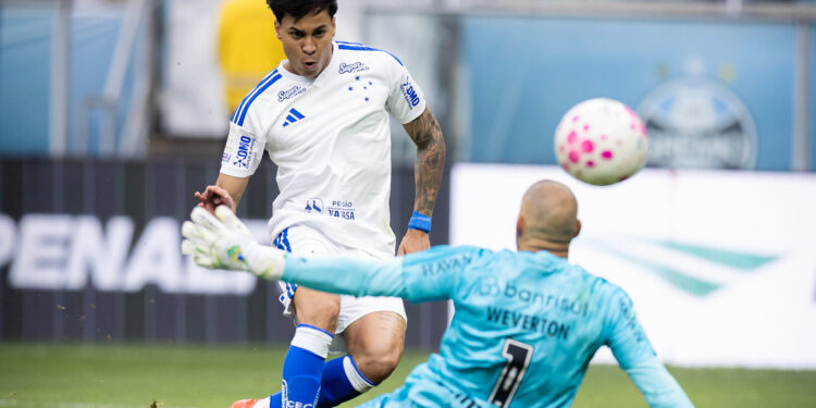 Cruzeiro goleia Grêmio com hat-trick de Kaio Jorge e entra no G4 do Brasileiro