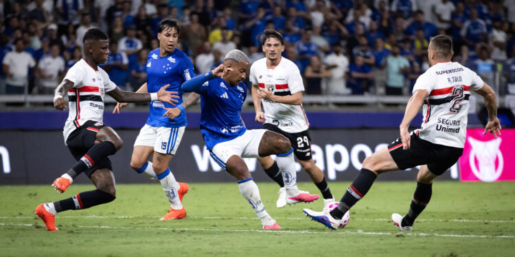 Cruzeiro bate o São Paulo, entra no G-4 e mantém embalo no Brasileirão