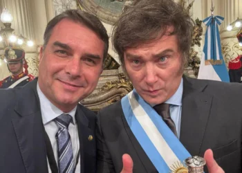 Oposição argentina cobra Milei e pede investigação sobre passagem de Flávio pelo país