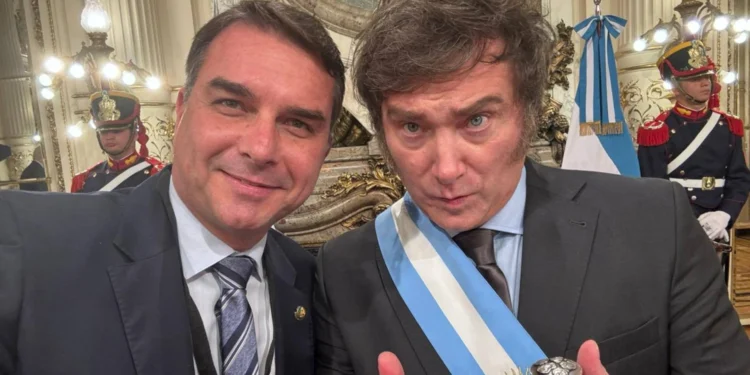 Oposição argentina cobra Milei e pede investigação sobre passagem de Flávio pelo país