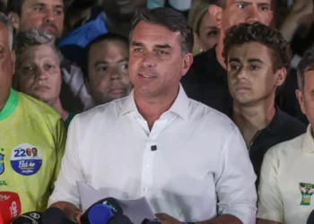 Moraes manda Flávio entregar passaportes e proíbe senador de deixar o país