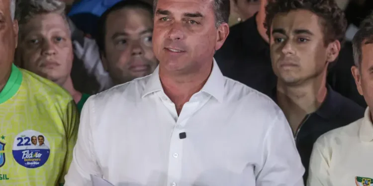 Moraes manda Flávio entregar passaportes e proíbe senador de deixar o país