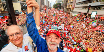 Lula completa 81 anos dois dias após ser reeleito para quarto mandato