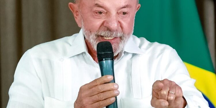 Lula aceita condições impostas por Flávio e cobra abertura dos sigilos antes da eleição