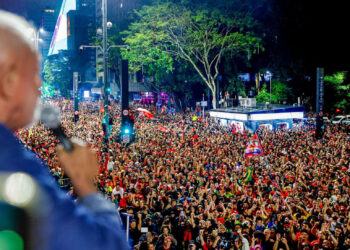 Na festa da vitória, Lula pede Hino da Independência e diz que Brasil “não cabe no quintal de ninguém”
