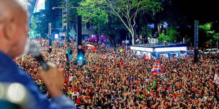 Na festa da vitória, Lula pede Hino da Independência e diz que Brasil “não cabe no quintal de ninguém”