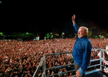 Mesmo com todos os votos após as 17h, Flávio perderia para Lula por mais de 4 milhões
