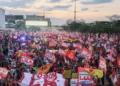 Milhares de estudantes ocupam Esplanada em Brasília em apoio a Lula