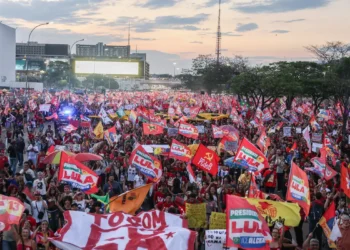 Milhares de estudantes ocupam Esplanada em Brasília em apoio a Lula
