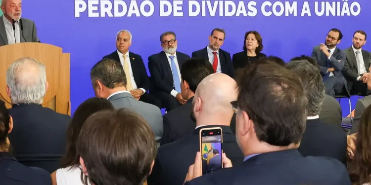 Lula sanciona lei que perdoa dívidas de MEIs e eleva teto para R$ 140 mil