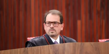 Ministro do TSE impede Nunes Marques de suspender administrativamente o ‘Exército do Lula’