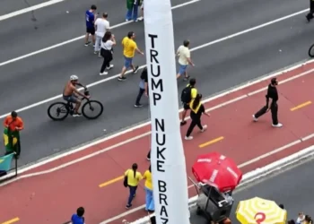 Ato de Flávio tem míssil com pedido para Trump atacar o Brasil; candidato não repudia mensagem