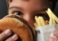 Obesidade entre crianças e adolescentes quadruplica e OMS lança primeiro guia global