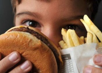 Obesidade entre crianças e adolescentes quadruplica e OMS lança primeiro guia global