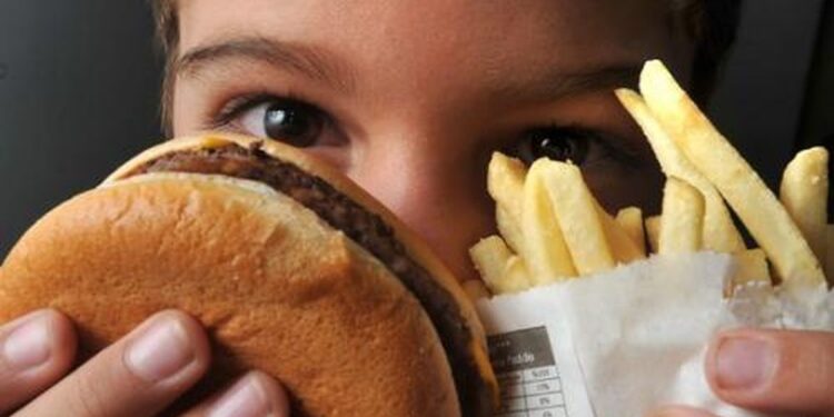Obesidade entre crianças e adolescentes quadruplica e OMS lança primeiro guia global