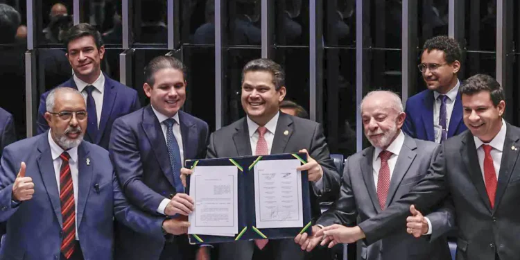 Congresso promulga fim da escala 6×1; jornada 5×2 começa em 60 dias