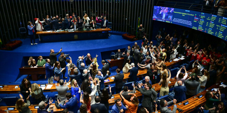 Senado aprova fim da escala 6×1; Mourão é único a votar contra