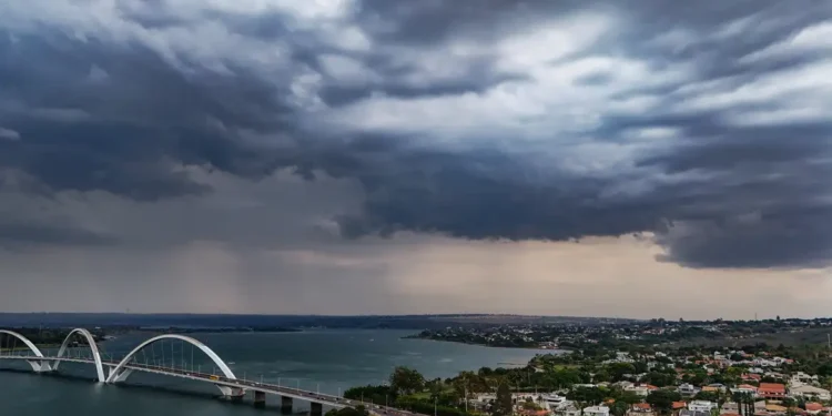 Calor aumenta no Brasil, mas Inmet mantém alertas de tempestades e baixa umidade